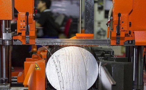 白云立式金属带锯床切削出现跑带故障解决方法！